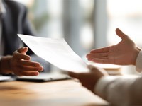 Beneficios de trabajar con una correduría de seguros frente a contratar directamente